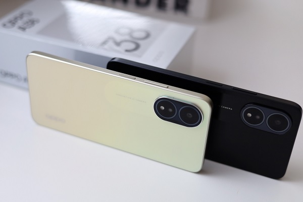 A person holding a phone
Description automatically generated