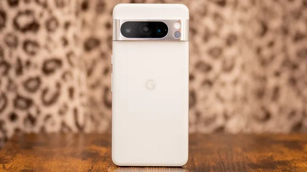 A hand holding a cell phone
Description automatically generated