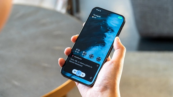 A hand holding a cellphone
Description automatically generated