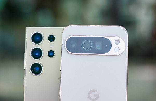 A camera lens on a cell phone
Description automatically generated
