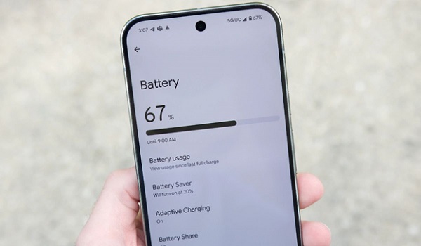A hand holding a cell phone
Description automatically generated