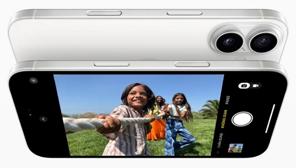 A cell phone showing a camera
Description automatically generated