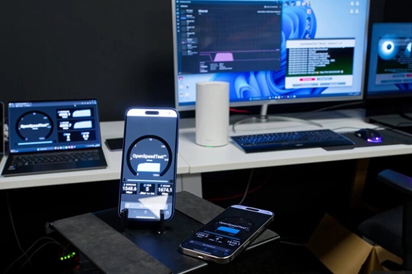 A group of cell phones on a table
Description automatically generated