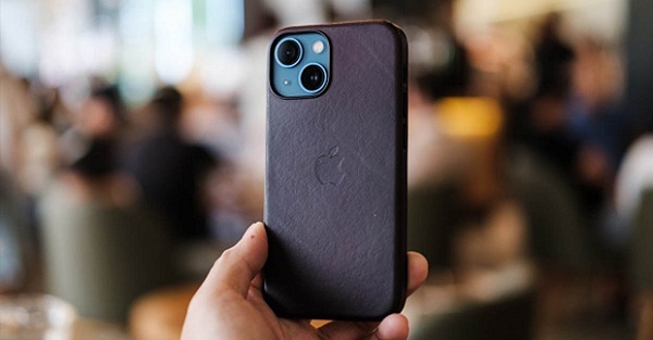 A hand holding a cell phone
Description automatically generated