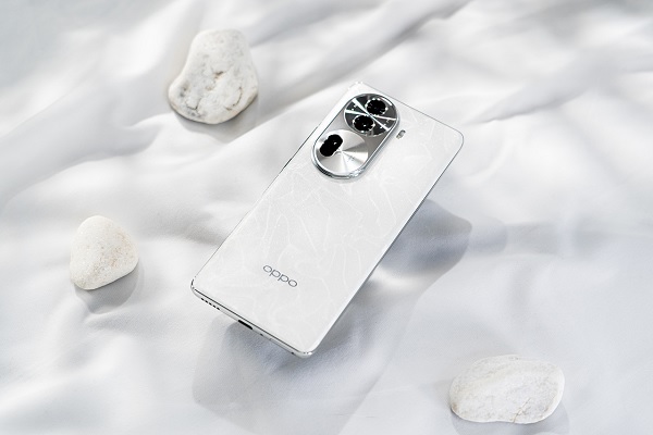 A cell phone with three cameras
Description automatically generated with medium confidence