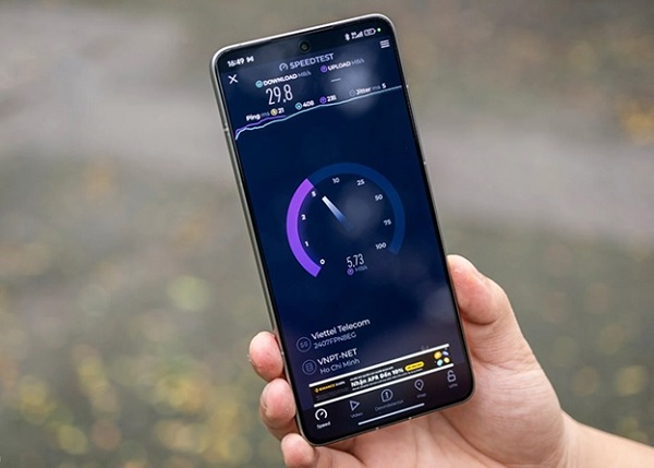 A hand holding a phone
Description automatically generated