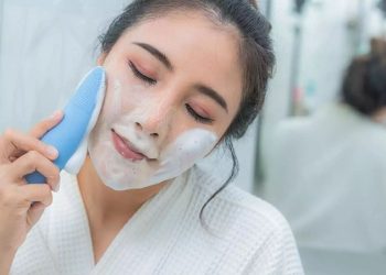 Có nên dụng máy rửa mặt hàng ngày