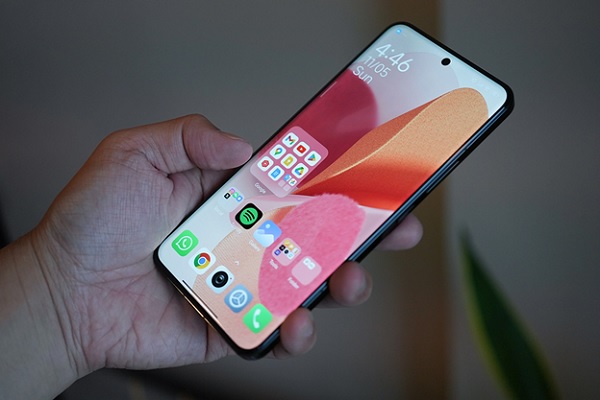 A person holding a cell phone
Description automatically generated