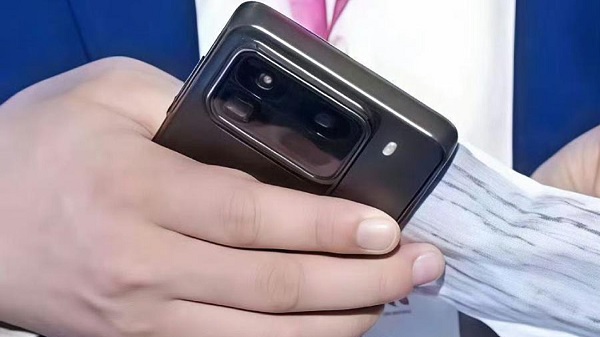 A person holding a cell phone
Description automatically generated