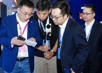 Rò rỉ hình ảnh thực tế Xiaomi 15 Pro trên tay Phó Chủ tịch Xiaomi