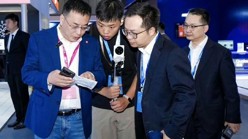 Rò rỉ hình ảnh thực tế Xiaomi 15 Pro trên tay Phó Chủ tịch Xiaomi