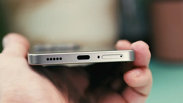 A close-up of a cell phone

Description automatically generated