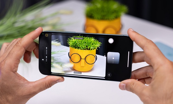 A person holding a cell phone
Description automatically generated