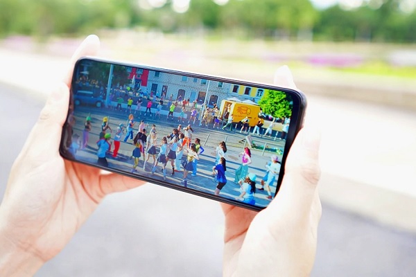 A person holding a cell phone
Description automatically generated