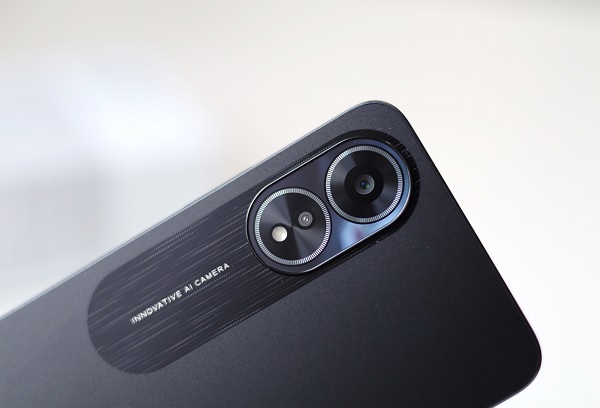 A person holding a cell phone
Description automatically generated