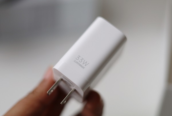 A cell phone with a black background
Description automatically generated