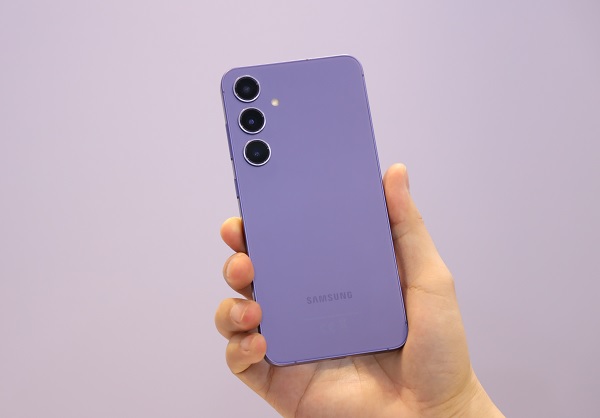 A hand holding a purple cell phone

Description automatically generated