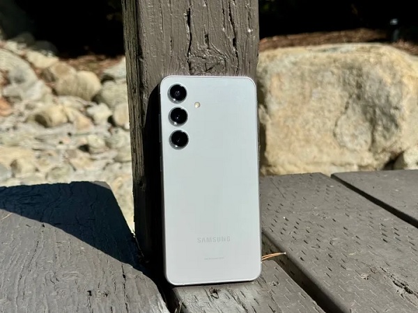 A hand holding a purple cell phone
Description automatically generated