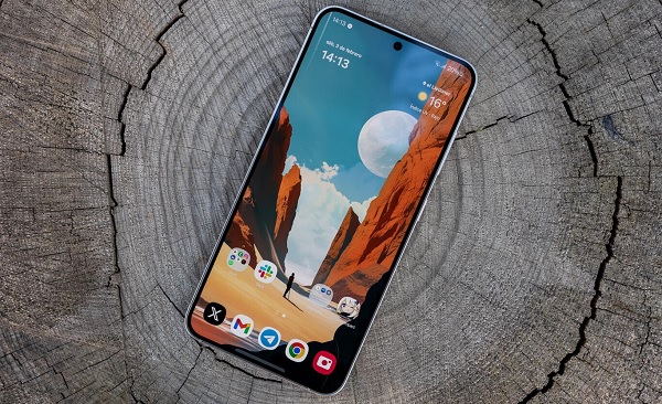 A hand holding a cell phone
Description automatically generated