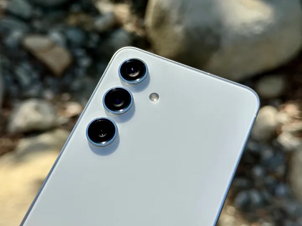 A hand holding a purple cell phone
Description automatically generated