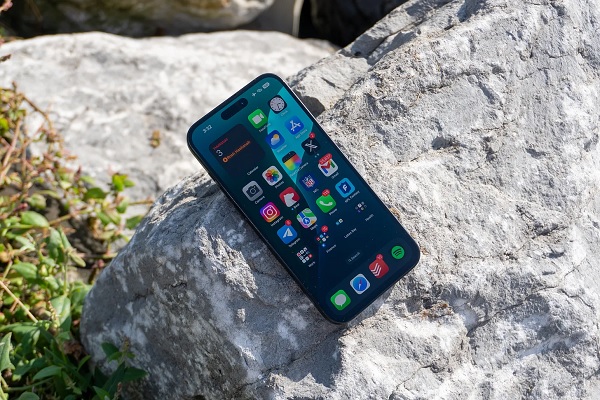 A hand holding a cell phone
Description automatically generated