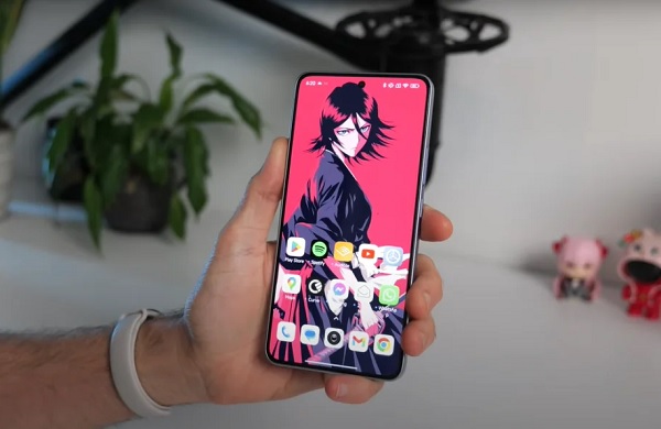 A person holding a cellphone
Description automatically generated