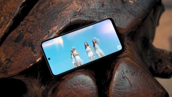 A hand holding a cellphone with a map on the screen

Description automatically generated