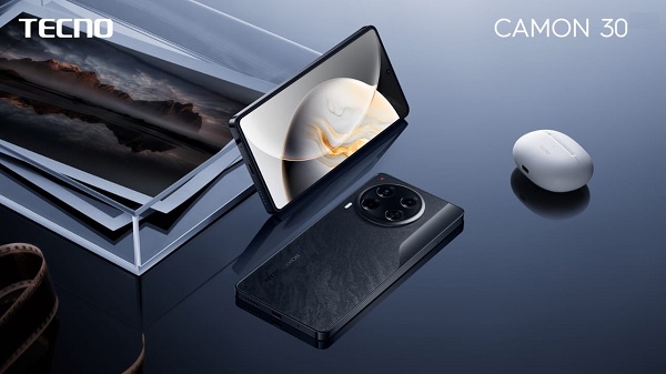 A hand holding a cell phone

Description automatically generated