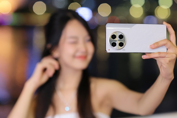 A hand holding a phone with four camera lenses

Description automatically generated