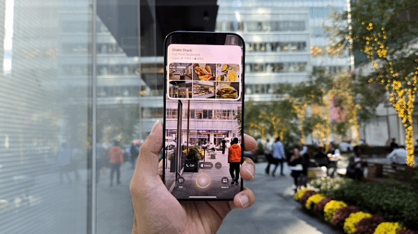 A hand holding a cell phone

Description automatically generated