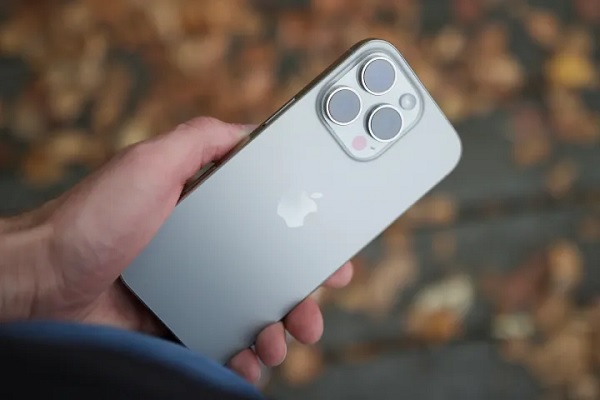 A row of cell phones
Description automatically generated