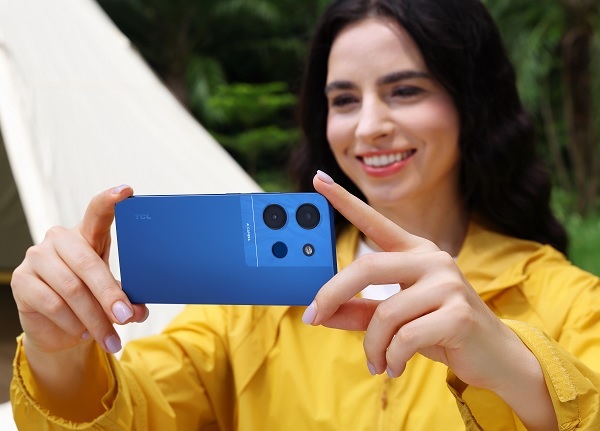 A person taking a selfie

Description automatically generated