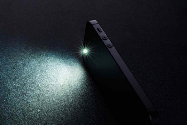 A cell phone with a light on

Description automatically generated