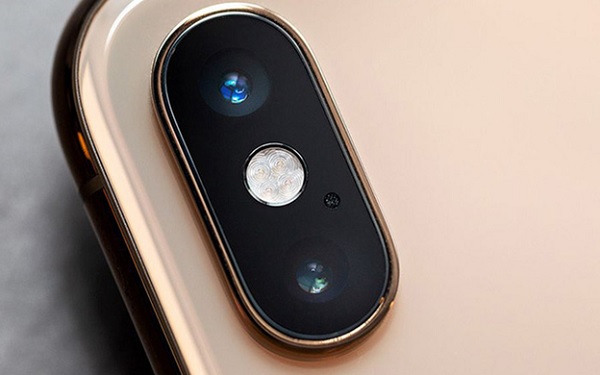 A camera lens on a cell phone

Description automatically generated