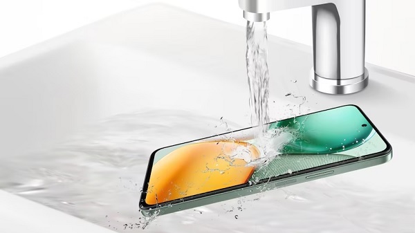 A phone under a faucet

Description automatically generated