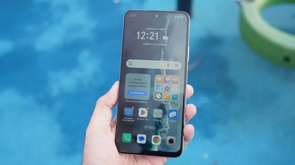 A hand holding a cell phone

Description automatically generated