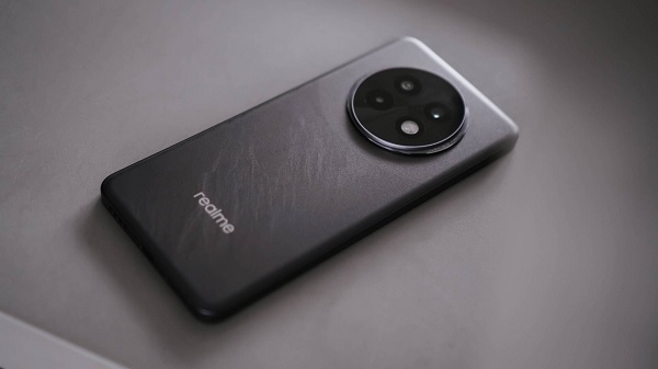 A hand holding a cell phone

Description automatically generated