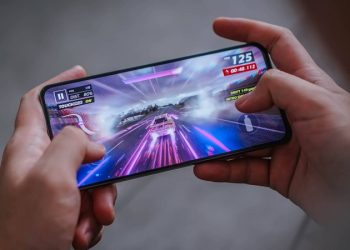 Giá bán chính thức của realme 13+ 5G và thông tin chi tiết về thiết kế, cấu hình