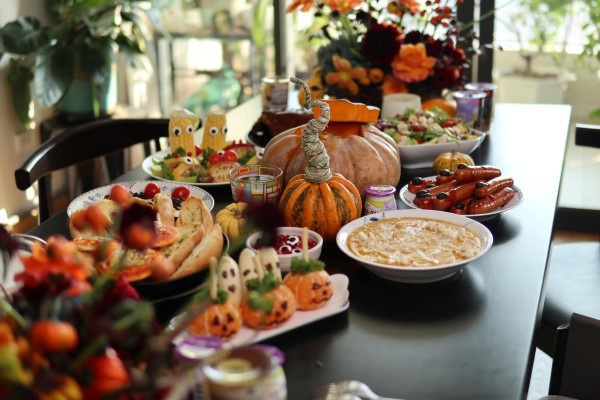 Tổ chức party Halloween.