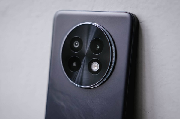 A close-up of a cell phone
Description automatically generated