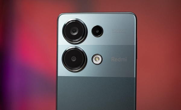 A person holding a cell phone
Description automatically generated