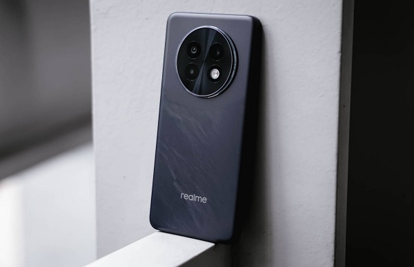 A cell phone with a screen showing the time
Description automatically generated