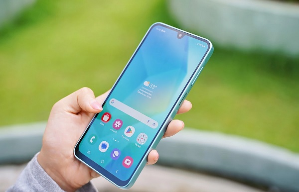 A cell phone with hot air balloons in the sky

Description automatically generated