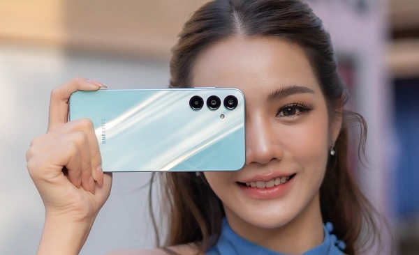 A close up of a cell phone

Description automatically generated