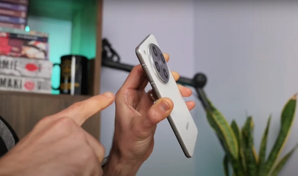 A person holding a phone

Description automatically generated