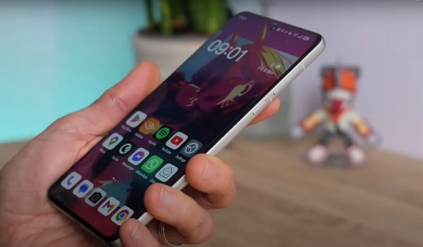 A person holding a phone

Description automatically generated