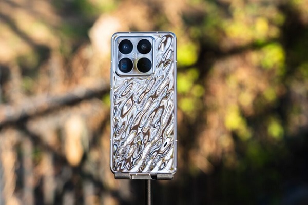A silver cell phone with three cameras

Description automatically generated