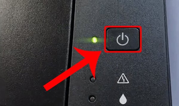 Quan sát đèn báo trên nút nguồn