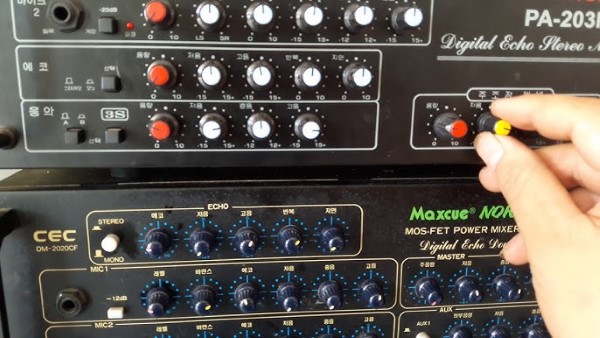 Chỉnh amply, micro chưa đúng có thể làm âm thanh bị hú hoặc rè.