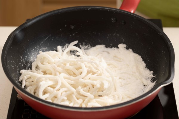 Sên mứt trên lửa nhỏ, đảo đều tay